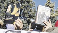 Sepelio. Familiares y lectores despidieron a Almudena con sus libros.