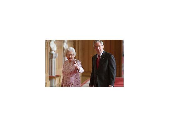 Inglaterra: en medio de incidentes, Bush se reunió con la reina y cenó con el primer ministro Brown