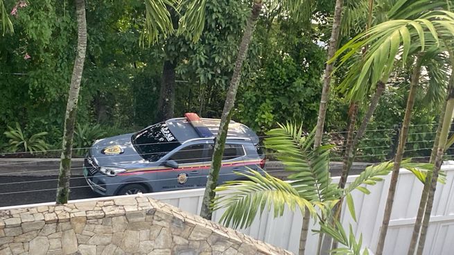 Las fuerzas venezolanas en las afueras de la embajada argentina en Caracas.