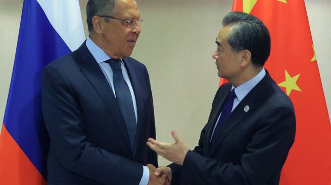 Los ministros de Relaciones Exteriores de Rusia, Serguéi Lavrov, y de China, Wang Yi.
