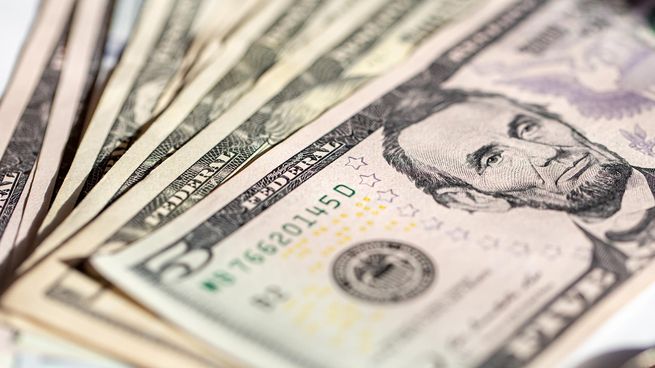 El dólar subió y dejó atrás un mínimo en casi 6 meses.
