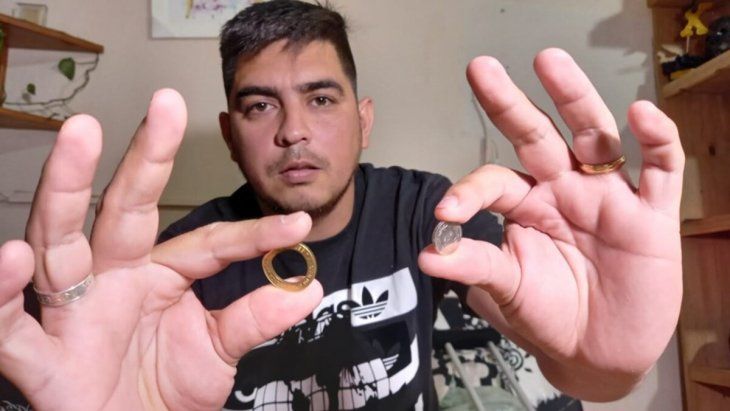 Milagro en Córdoba: un hombre fue asaltado, le dispararon y una moneda lo  salvó de sufrir