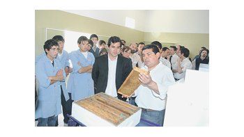 El ministro del Campo de San Luis, Sebastián Lavandeira Muñoz, inauguró una sala de extracción de miel.