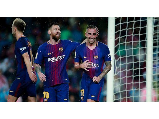 Messi festeja con Paco Alcácr, autor de los dos goles de Barcelona (Foto: @ChampionsLeague).