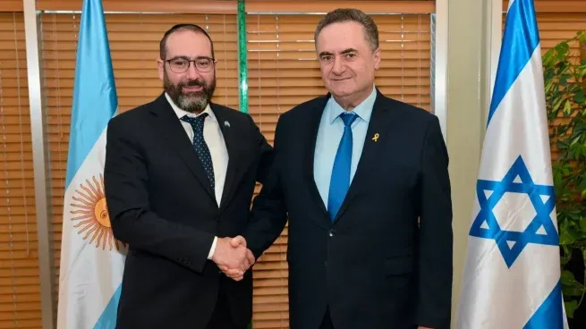 El ministro de Exteriores de Israel y el nuevo embajador argentino se reunieron en la mañana de este lunes.