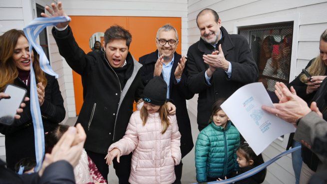 Axel Kicillof durante la inauguración de una nueva escuela.