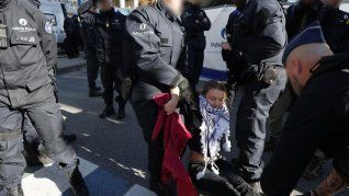 Greta Thunberg fue detenida por la policía tras bloquear calle en Bélgica.