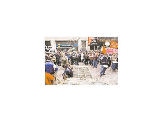 Piqueteros, travestis, prostitutas y vendedores ambulantes obstaculizaron ayer la semipeatonal Perú, frente a la Legislatura porteña, en protesta contra la reforma del Código Contravencional que les aplica penas más severas.