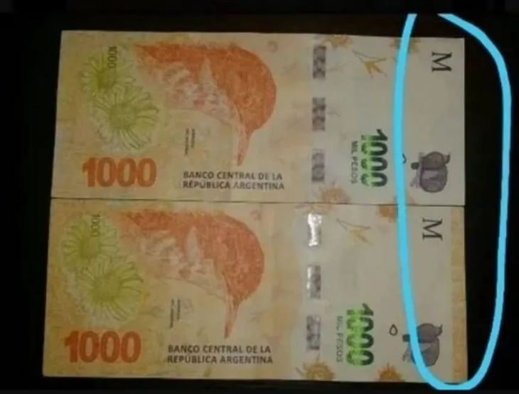 La diferencia entre ambos billetes: la franja naranja de la derecha. El de arriba es el