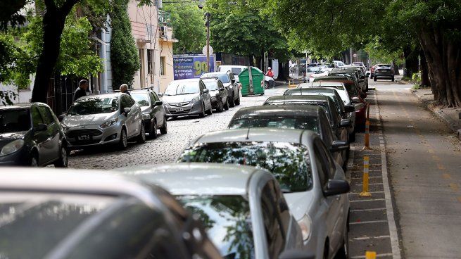 La falta de cocheras en algunos barrios de CABA lleva a muchos automovilistas a buscar lugar para estacionar en la calle.