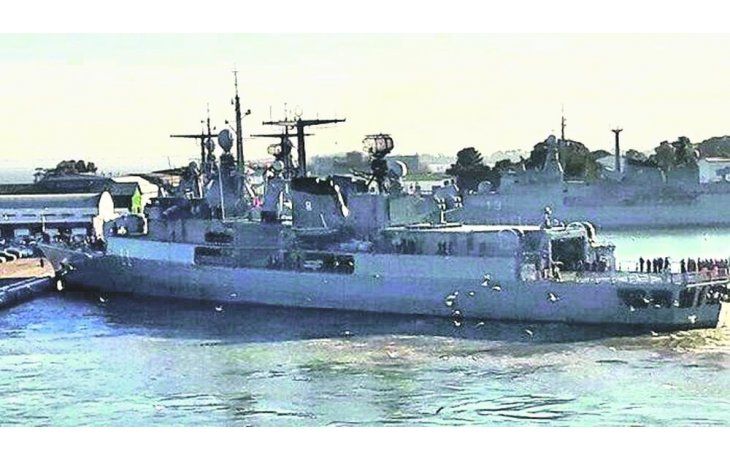 ámbito.com | choque. Momento del impacto al muelle de la Base Naval de Puerto Belgrano del destructor La Argentina.