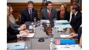 El vicepresidente de la Nación, Amado Boudou junto al Jefe de Gabinete, Jorge Capitanich, durante la reunión que mantuvieron con los presidentes de bloques del Senado.
