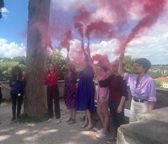Las integrantes de la Conferencia de Ordenaci&oacute;n de Mujeres se congregaron detr&aacute;s del Vaticano.