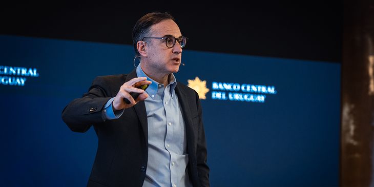 El presidente del Banco Central del Uruguay, Guillermo Tolosa, promovió la utilización del peso ante ejecutivos bancarios. El presidente del Banco Central del Uruguay, Guillermo Tolosa, promovió la utilización del peso ante ejecutivos bancarios.