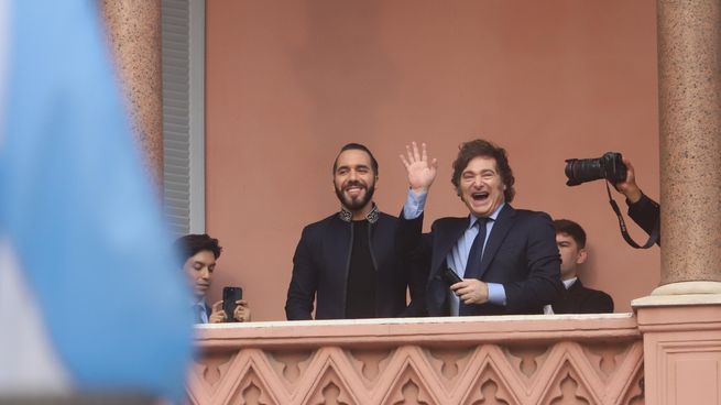 Javier Milei con Nayib Bukele en el balcón de la Casa Rosada. El presidente de El Salvador tiene tanto para celebrar como el argentino, pero quienes mas pueden festejar son Bernardo Arévalo de Guatemala y Donald Trump quine ve los acuerdos como una claudicación de sus socios latinoamericanos.