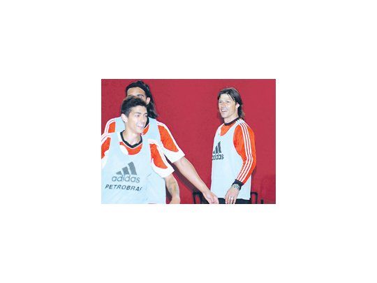 Matías Almeyda, feliz en el entrenamiento animando al juvenil Lanzini. River volvió a la práctica en un clima distendido tras la victoria del domingo.