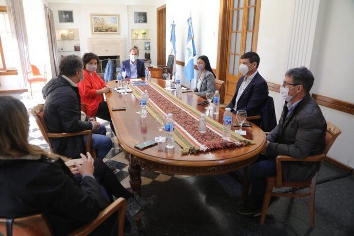 Tras visitar un vacunatorio, Vizzotti se reuni&oacute; con el gobernador de Neuqu&eacute;n, Omar Guti&eacute;rrez, y autoridades provinciales.