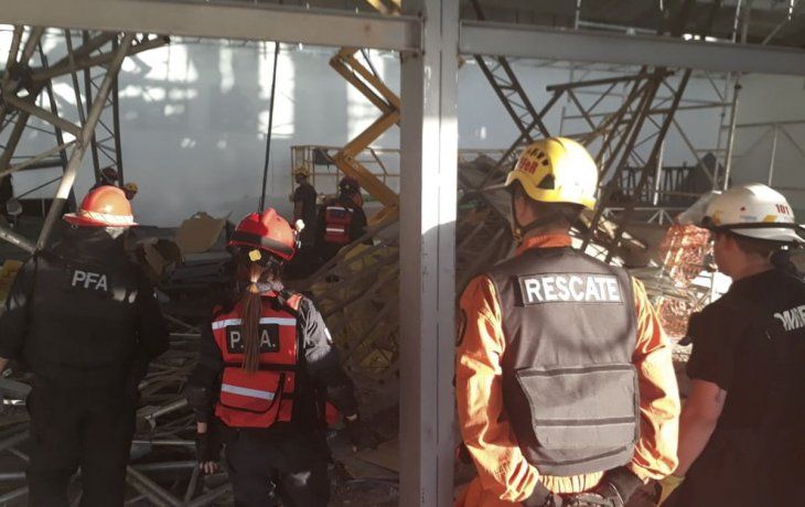 Una persona murió y al menos otras 13 resultaron heridas tras producirse  un derrumbe en la obra de construcción de una nueva terminal en Ezeiza.