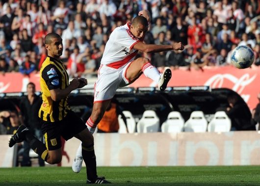 El momento que Trezeguet patea, previo al primer gol.