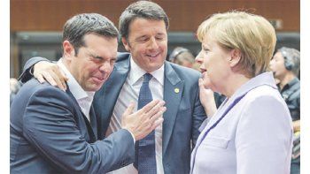 El primer ministro griego, Alexis Tsipras, estalla de risa al escuchar las exigencias de la canciller germana, Angela Merkel, sobre el ajuste fiscal requerido. Testigo mudo, el primer ministro italiano, Matteo Renzi.