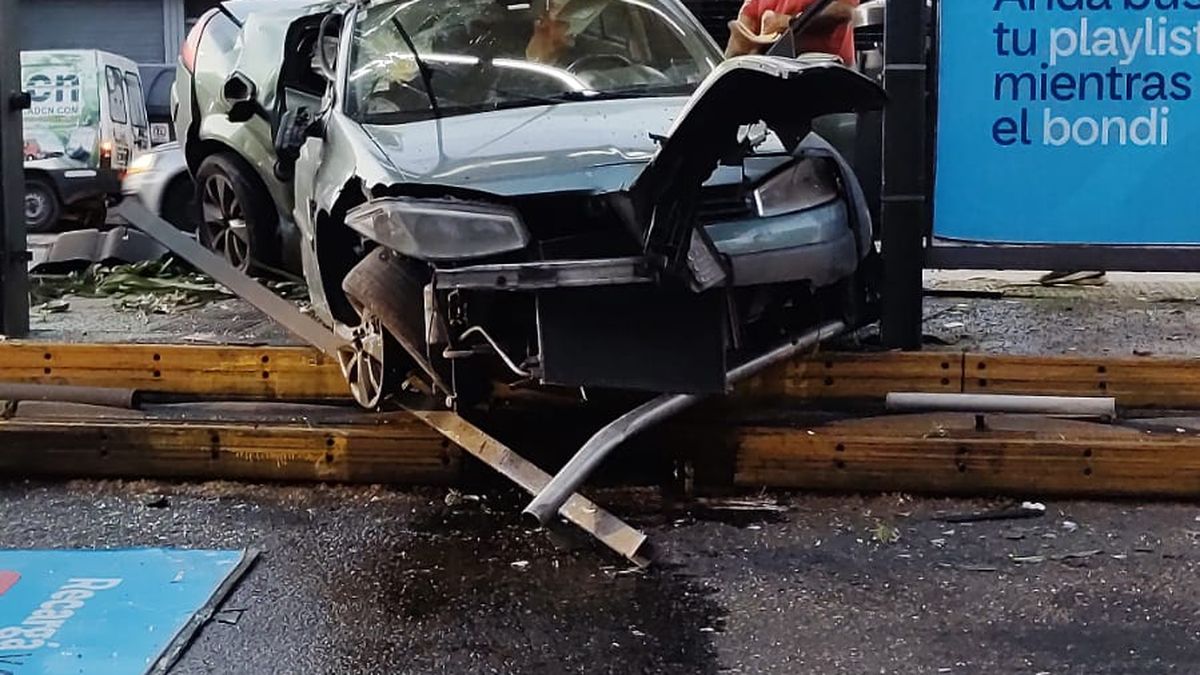 A car lost control and crashed into the Metrobus in Floresta