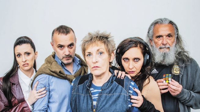 el malentendido. Raquel Ameri y sus compañeros de elenco.