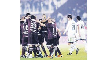 El festejo masivo de los jugadores del gol de Silvio Romero, que le dio el triunfo a Lanús por 3 a 2 ante Vélez. El Clausura está al rojo vivo y lo puede ganar cualquiera.