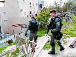 SIN PIEDAD. Efectivos israelíes sellaron ayer, con fines de demolición, la casa de la familia del terrorista Jayri Alkam, de 21 años, quien mató el viernes a siete personas en Jerusalén oriental.