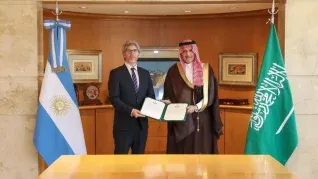 Designan a Ricardo Lachterman como nuevo cónsul argentino en Milán. Designan a Ricardo Lachterman como nuevo cónsul argentino en Milán.