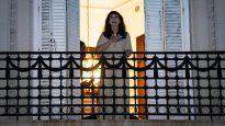 Cristina salió a saludar desde su balcón ante murgueros que se organizaron para bailar sobre la calle San josé.