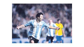 ámbito.com | Ignacio Scocco festeja el primer gol de los dos que marcó para darle el triunfo a Argentina. Después, el equipo de Sabella cayó ante Brasil en la definición por penales.