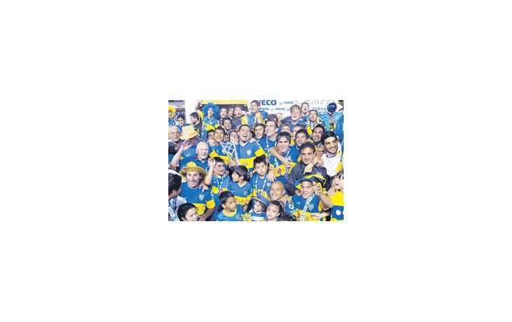Apenas se habían jugado 10 minutos y Darío Cvitanich comenzaba a armar lo que luego sería el festejo del mundo boquense. Quedaban 80 minutos más, pero se veía que iba a ser un trámite. Todo era azul y oro que se traslucieron en otros dos goles. Después, la algarabía total, la vuelta olímpica y a colgarse del travesaño para sacar la red como trofeo de un nuevo título. Mientras tanto, una multitud de hinchas se iba acercando al Obelisco, principal ícono porteño, para celebrar la conquista del 24°