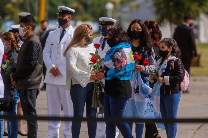 Los 44 tripulantes del submarino ARA San Juan, hundido en 2017, eran homenajeados esta mañana en la Base Naval de Mar del Plata, en un acto encabezado por el ministro de Defensa, Agustín Rossi, y donde serán ascendidos post mortem.