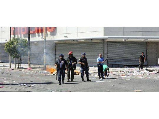 Decenas de locales comerciales de Córdoba fueron saqueados por delincuentes, que actuaron desde él martes a la mañana, cuando comenzó el acuartelamiento de policías.