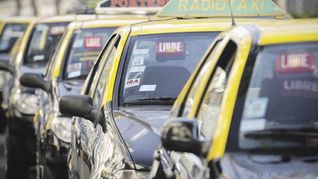 El Gobierno de la Ciudad empuja cambios al régimen de taxis y regula aplicaciones de viajes. El Gobierno de la Ciudad empuja cambios al régimen de taxis y regula aplicaciones de viajes.