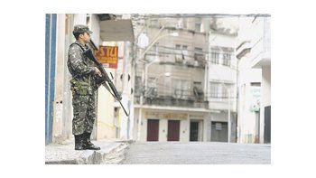 Un soldado brasileño monta guardia en una calle de Salvador, capital del estado de Bahía. El envío de unos 3.000 militares no impide del todo actos de vandalismo y homicidios.