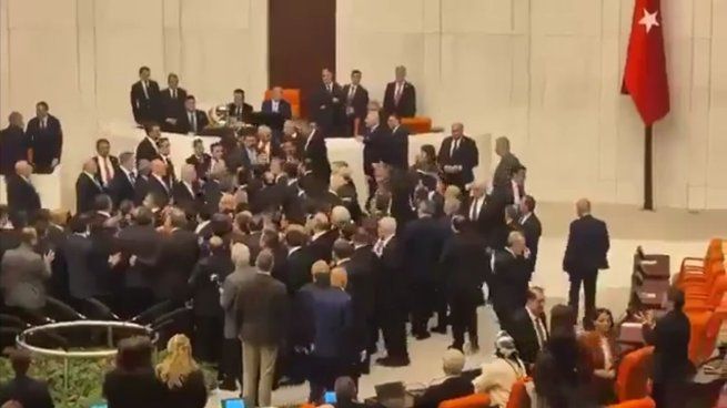 Legisladores oficialistas formaron una barrera humana para proteger a Akin Gürlek durante su asunción.