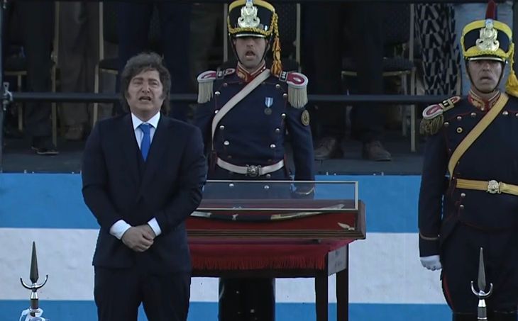 Milei sostuvo que la restitución al Regimiento de Granaderos representa un “acto de justicia histórica”. Milei sostuvo que la restitución al Regimiento de Granaderos representa un “acto de justicia histórica”.