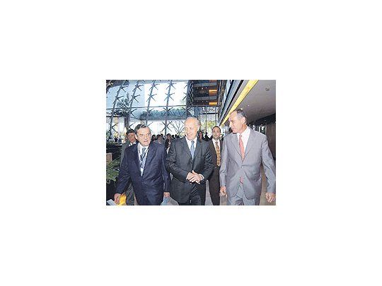 Roberto Lavagna arriba al Hotel Hilton, flanqueado por Carlos de la Vega (CAC) y Ernesto Gutiérrez (AA 2000). El ministro admitió la idea de la integración regional, pero con reparos.
