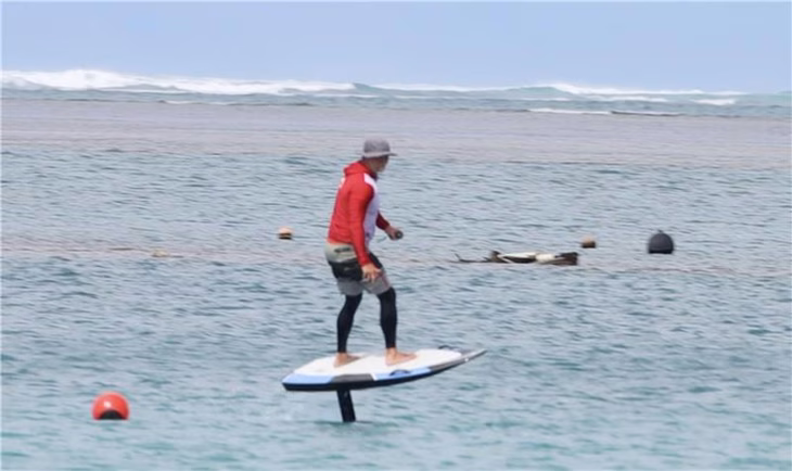 Millones ya sueñan con probar la tabla que convierte el mar en pista aérea y promete cambiar los deportes acuáticos para siempre. Millones ya sueñan con probar la tabla que convierte el mar en pista aérea y promete cambiar los deportes acuáticos para siempre.