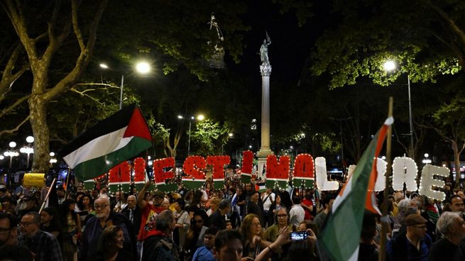 Carolina Cosse participó de la marcha por Palestina: Lo que está pasando en Gaza es un genocidio.