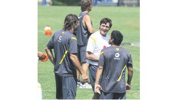 Julio Falcioni, Juan Manuel Insaurralde y Cristian Chávez festejan una humorada del flaco Rolando Schiavi. Boca entrena en un clima distendido y divertido.