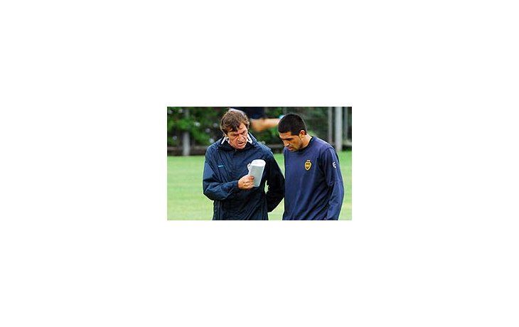 Julio César Falcioni dialoga con Juan Román Riquelme.