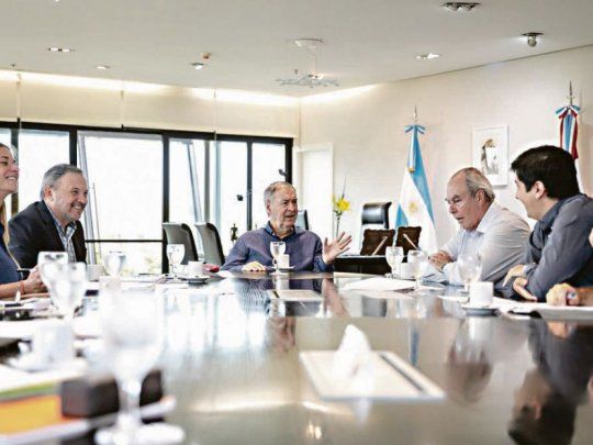 Viviendas. Schiaretti, durante su reunión ayer con funcionarios en el Centro Cívico. Este programa se ejecutará en los próximos 4 años, y las viviendas serán para cordobeses de clase media y de sectores de la economía informal, dijeron.&nbsp;