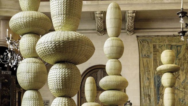 Mohaded. Las figuras totémicas que reciben al visitante a la muestra.