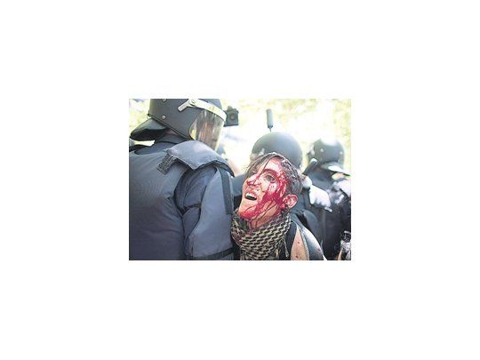La protesta de los mineros españoles, que temen el cierre de sus fuentes de trabajo por el recorte de los subsidios estatales, terminó ayer en Madrid en escenas de violencia y represión.
