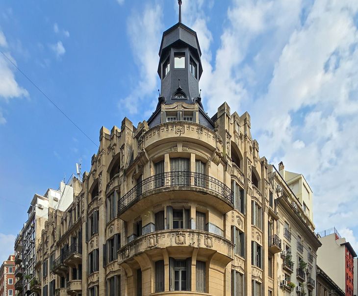 Cúpula de acero en el remate y balcones que parecen palcos para ver una función (Foto Gentileza: @pablofe70, IG) Cúpula de acero en el remate y balcones que parecen palcos para ver una función (Foto Gentileza: @pablofe70, IG)
