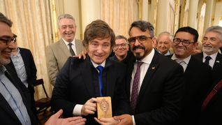 Javier Milei recibió al Consejo Directivo de ACIERA en la Casa Rosada. Javier Milei recibió al Consejo Directivo de ACIERA en la Casa Rosada.