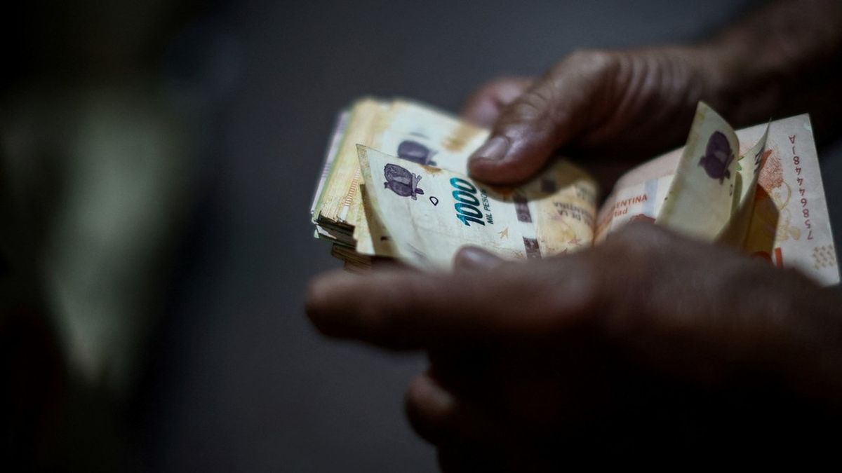 Los salarios formales le ganaron a la inflación en agosto, pero acumulan una caída real del 2,3% en el último año