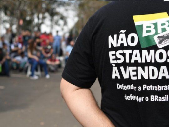 Desde hace 18 d&iacute;as, 21.000 trabajdores de Petrobras est&aacute;n en huelga contra el plan de privatizaciones de Bolsonaro.